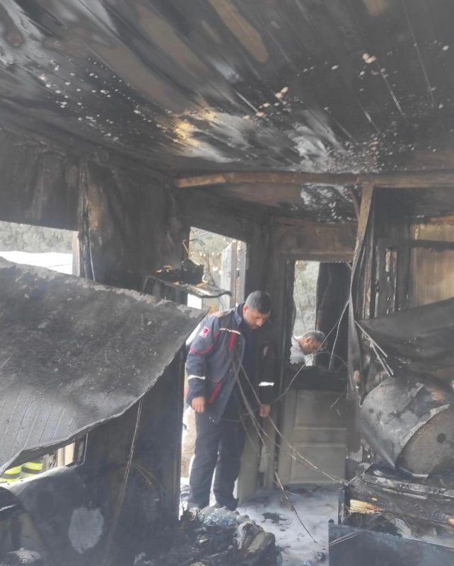 Depremzede ailenin konteyneri alevlere teslim oldu (Fotoğraflı) Sancar Alp Fırat HATAY (İHA) – Hatay’ın Samandağ ilçesinde çıkan yangında depremzede ailenin kaldığı konteyner yanarak kullanılamaz hale geldi. Yangın, Samandağ ilçesi Vakıfköy Mahallesi’nde yaşandı. Mahallede bulunan bir konteyner kentte depremzede ailenin kaldığı konteynerde yangın çıktı. Dumanların yükseldiği konteyner yangınına ilk müdahaleyi vatandaşlar yaptı. Vatandaşların durumu 112 Acil Çağrı Merkezi’ne bildirmesi üzerine olay yerine itfaiye ekipleri sevk edildi. İtfaiye ekiplerinin müdahalesiyle söndürülen yangında konteyner kullanılamaz hale geldi.