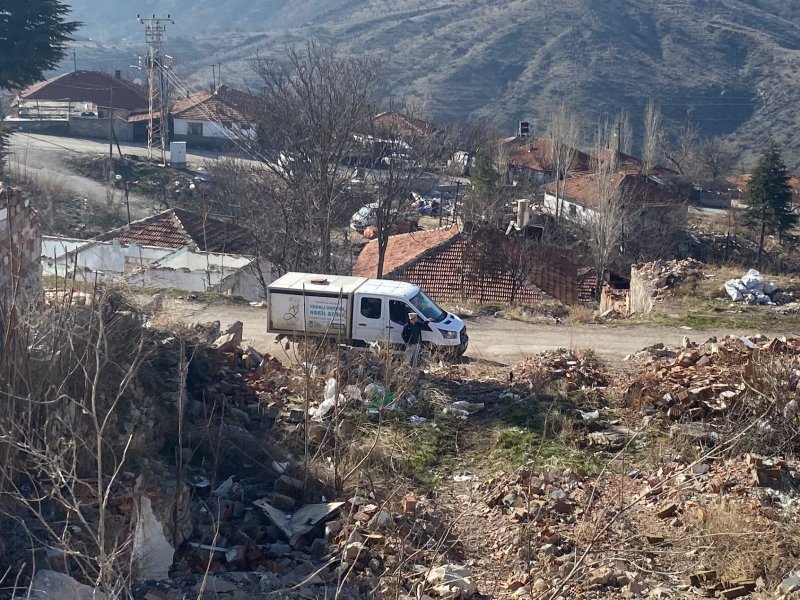 Sokak köpeklerinin saldırdığı depremzede kadın bebeğini kaybetme tehlikesi yaşıyor