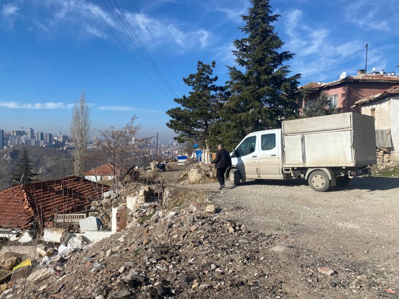 Sokak köpeklerinin saldırdığı depremzede kadın bebeğini kaybetme tehlikesi yaşıyor