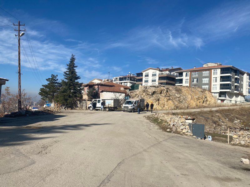 Sokak köpeklerinin saldırdığı depremzede kadın bebeğini kaybetme tehlikesi yaşıyor