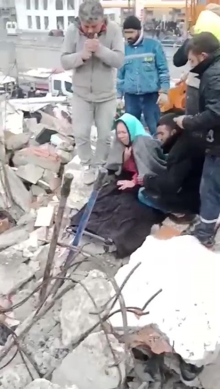 Enkazdan kurtarılarak hayata tutunan kadın, evlatlarıyla birlikte hayalini gerçekleştirdi