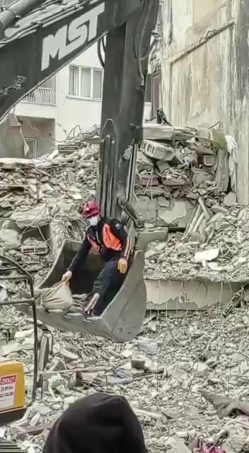 Enkazdan kurtarılarak hayata tutunan kadın, evlatlarıyla birlikte hayalini gerçekleştirdi