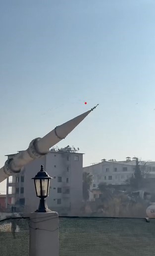 Hasarlı minare iş makinesinin dokunuşuyla yerle bir oldu