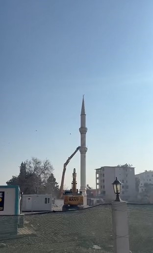 Hasarlı minare iş makinesinin dokunuşuyla yerle bir oldu