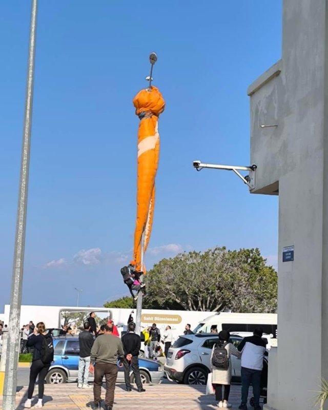 Paraşütçünün gökyüzü sefası aydınlatma direğine takıldı (Fotoğraflı) Ferit Savaş HATAY (İHA) - Hatay'ın İskenderun ilçesinde paraşüt ile uçuş gerçekleştiren paraşütçü aydınlatma direğine takılarak mahsur kaldı. Olay, İskenderun ilçesi Atatürk Caddesi’nde yaşandı. Uçuş gerçekleştiren İ.Ö. isimli paraşütçü iniş esnasında aydınlatma direğine takıldı. İhbar üzerine bölgeye itfaiye ekibi sevk edildi. Mahsur kalan paraşütçü itfaiye ekipleri ve vatandaşların yardımıyla direkten kurtarıldı. Kontrol amaçlı hastaneye kaldırılan paraşütçünün sağlık durumunun iyi olduğu öğrenildi.