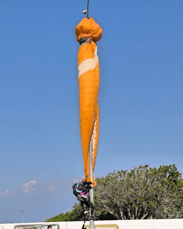 Paraşütçünün gökyüzü sefası aydınlatma direğine takıldı (Fotoğraflı) Ferit Savaş HATAY (İHA) - Hatay'ın İskenderun ilçesinde paraşüt ile uçuş gerçekleştiren paraşütçü aydınlatma direğine takılarak mahsur kaldı. Olay, İskenderun ilçesi Atatürk Caddesi’nde yaşandı. Uçuş gerçekleştiren İ.Ö. isimli paraşütçü iniş esnasında aydınlatma direğine takıldı. İhbar üzerine bölgeye itfaiye ekibi sevk edildi. Mahsur kalan paraşütçü itfaiye ekipleri ve vatandaşların yardımıyla direkten kurtarıldı. Kontrol amaçlı hastaneye kaldırılan paraşütçünün sağlık durumunun iyi olduğu öğrenildi.