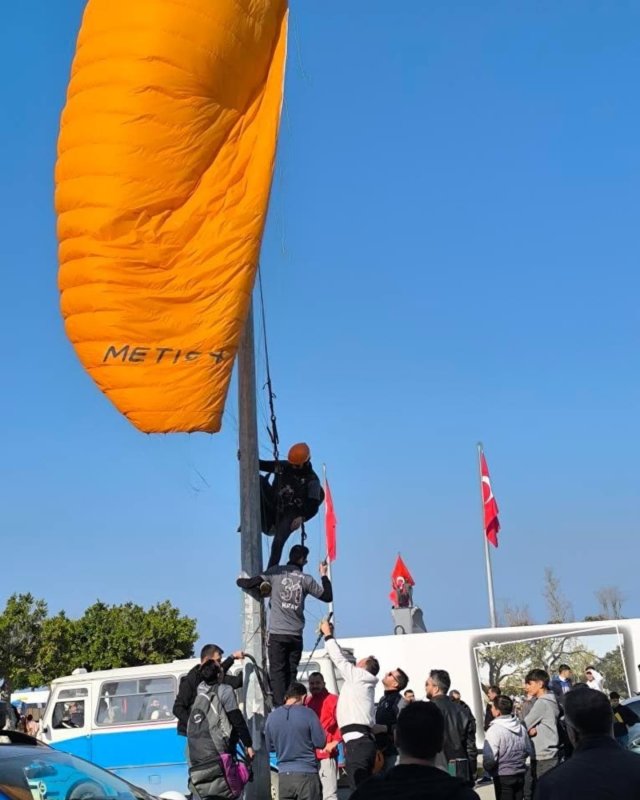Paraşütçünün gökyüzü sefası aydınlatma direğine takıldı (Fotoğraflı) Ferit Savaş HATAY (İHA) - Hatay'ın İskenderun ilçesinde paraşüt ile uçuş gerçekleştiren paraşütçü aydınlatma direğine takılarak mahsur kaldı. Olay, İskenderun ilçesi Atatürk Caddesi’nde yaşandı. Uçuş gerçekleştiren İ.Ö. isimli paraşütçü iniş esnasında aydınlatma direğine takıldı. İhbar üzerine bölgeye itfaiye ekibi sevk edildi. Mahsur kalan paraşütçü itfaiye ekipleri ve vatandaşların yardımıyla direkten kurtarıldı. Kontrol amaçlı hastaneye kaldırılan paraşütçünün sağlık durumunun iyi olduğu öğrenildi.
