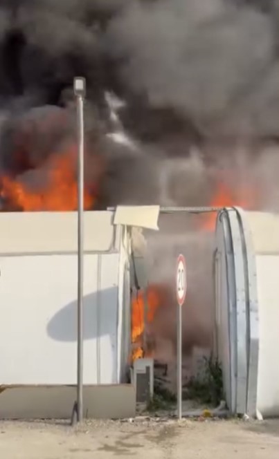 Hatay’da konteyner kentte yangın: 4 konteyner yandı