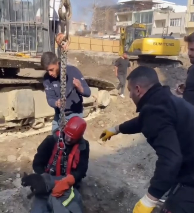 Fore kazık kuyusuna düşen kedi itfaiye ekipleri tarafından kurtarıldı (Fotoğraflı) Müslüm Balko HATAY (İHA) - Osmaniye'de rezerv alanda devam eden inşaat çalışmaları sırasında açılan fore kazık kuyusuna düşen kedi, itfaiye ekiplerinin titiz çalışmasıyla kurtarıldı. Olay, Osmaniye'de Rahime Hatun Mahallesi'nde inşaatı devam eden rezerv alanda meydana geldi. İnşaat çalışmaları kapsamında açılan fore kazık kuyularından birine bir kedinin düştüğünü fark eden işçiler, durumu hemen Osmaniye Belediyesi İtfaiye Müdürlüğüne bildirdi. İhbar üzerine kısa sürede olay yerine gelen itfaiye ekipleri, özel ekipmanlarla kuyuya indi. Yapılan dikkatli çalışmalar sonucunda, kediyi sağ salim kuyudan çıkaran itfaiye görevlileri, hayvanın sağlık durumunun iyi olduğunu belirtti.