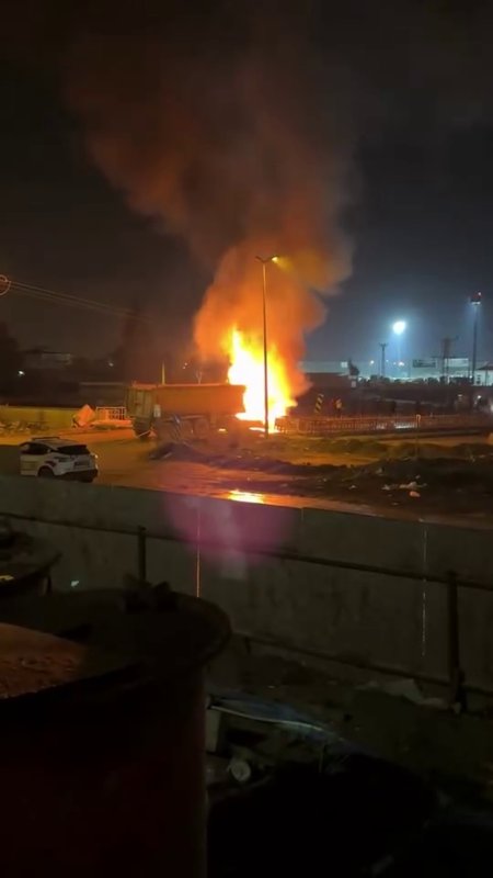 Alevlere teslim olan hafriyat kamyonunda korkutan patlama