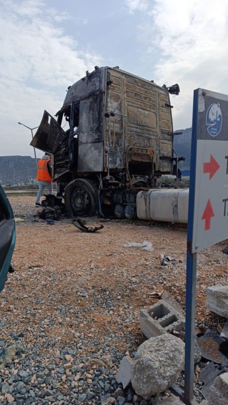 Alevlere teslim olan hafriyat kamyonunda korkutan patlama