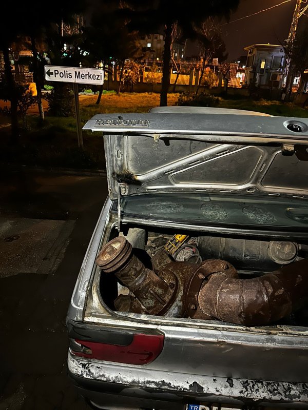 Motosikletle gelip evin bahçesindeki su motorunu çaldılar: O anlar kamerada