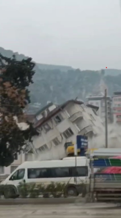5 katlı binanın yıkımında iş makinesinin enkaz altında kalmaktan kurtulduğu anlar kamerada (Fotoğraflı) Ramazan İlın HATAY (İHA) - Hatay'ın Antakya ilçesinde 5 katlı binanın yıkımı esnasında iş makinesinin binanın altından kalmaktan son anda kurtulduğu anlar kameraya yansıdı. Kahramanmaraş merkezli depremlerde ağır hasar alan Hatay'da mahkeme süreci sona eren binaların yıkım ve enkaz kaldırma çalışmaları aralıksız sürüyor. Antakya ilçesi Kışla Saray Mahallesi'nde bulunan 5 katlı bina, iş makinesinin darbesiyle yerle bir oldu. Binanın yıkımı sırasında iş makinesinin binanın altında kalmaktan son anda kurtulduğu anlar ise kameralara anbean yansıdı.