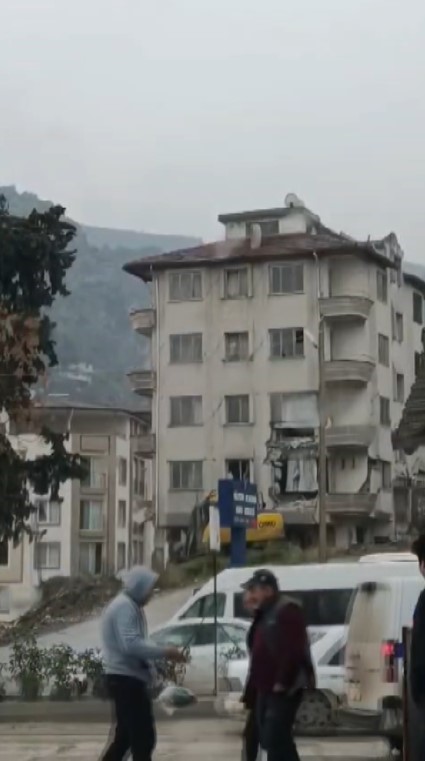 5 katlı binanın yıkımında iş makinesinin enkaz altında kalmaktan kurtulduğu anlar kamerada (Fotoğraflı) Ramazan İlın HATAY (İHA) - Hatay'ın Antakya ilçesinde 5 katlı binanın yıkımı esnasında iş makinesinin binanın altından kalmaktan son anda kurtulduğu anlar kameraya yansıdı. Kahramanmaraş merkezli depremlerde ağır hasar alan Hatay'da mahkeme süreci sona eren binaların yıkım ve enkaz kaldırma çalışmaları aralıksız sürüyor. Antakya ilçesi Kışla Saray Mahallesi'nde bulunan 5 katlı bina, iş makinesinin darbesiyle yerle bir oldu. Binanın yıkımı sırasında iş makinesinin binanın altında kalmaktan son anda kurtulduğu anlar ise kameralara anbean yansıdı.