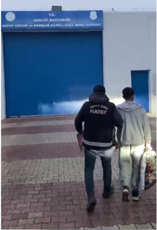  Dörtyol'da hapis cezasıyla aranan 2 şahıs yakalandı (Fotoğraflı) Necati İvgin HATAY (İHA) - Hatay'ın Dörtyol ilçesinde kasten yaralama suçundan kesinleşmiş 21 yıl 8 ay 29 gün hapis cezası bulunan şahıs, polis ekipleri tarafından yakalandı. Hatay Emniyet Müdürlüğü ekipleri, kentte huzuru ve asayişi sağlamak amacıyla çalışmalarını aralıksız sürdürüyor. Aranan şahısların yakalanmasına yönelik yapılan çalışmalarda hırsızlık suçundan 5 yıl kesinleşmiş hapis cezasıyla aranan H.F. ve alkollü araç kullanmak suçundan hakkında 8 ay hapis cezası bulunan Y.A., Dörtyol'da yakalanarak gözaltına alındı. Şahıslar, sevk edildiği adli makamlarca tutuklandı.