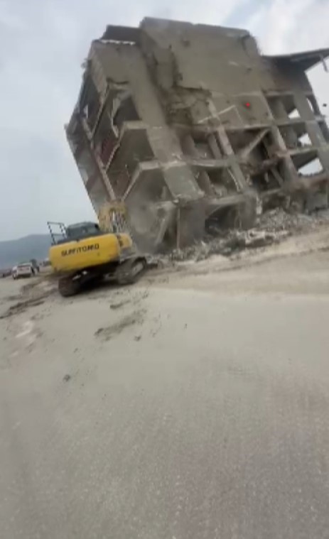Hatay'da 5 katlı binanın yerle bir olma anı kamerada (Fotoğraflı) Ramazan İlın HATAY (İHA) - Hatay'ın Defne ilçesinde iş makinesinin darbesiyle 5 katlı binanın yıkıldığı anlar kameraya yansıdı. Kahramanmaraş merkezli depremlerde ağır hasar alan Hatay'da mahkeme süreci sona eren binaların yıkım ve enkaz kaldırma çalışmaları aralıksız sürüyor. Defne ilçesi Çekmece Mahallesi'nde bulunan 5 katlı bina, iş makinesinin darbeleri sonucunda yıkıldı. Binanın yerle bir olma anı ise kameralara anbean yansıdı. 5 katlı binanın yıkımı esnasında herhangi bir olumsuzluk yaşanmadı.