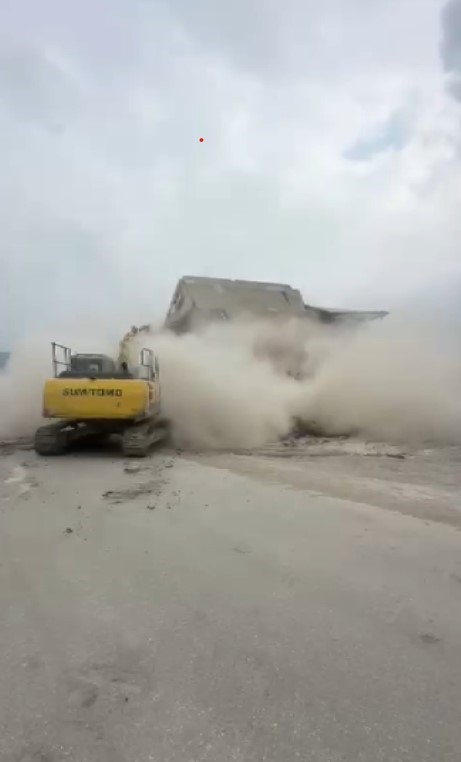 Hatay'da 5 katlı binanın yerle bir olma anı kamerada (Fotoğraflı) Ramazan İlın HATAY (İHA) - Hatay'ın Defne ilçesinde iş makinesinin darbesiyle 5 katlı binanın yıkıldığı anlar kameraya yansıdı. Kahramanmaraş merkezli depremlerde ağır hasar alan Hatay'da mahkeme süreci sona eren binaların yıkım ve enkaz kaldırma çalışmaları aralıksız sürüyor. Defne ilçesi Çekmece Mahallesi'nde bulunan 5 katlı bina, iş makinesinin darbeleri sonucunda yıkıldı. Binanın yerle bir olma anı ise kameralara anbean yansıdı. 5 katlı binanın yıkımı esnasında herhangi bir olumsuzluk yaşanmadı.