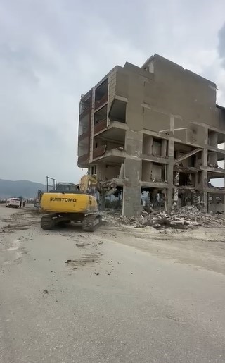 Hatay'da 5 katlı binanın yerle bir olma anı kamerada (Fotoğraflı) Ramazan İlın HATAY (İHA) - Hatay'ın Defne ilçesinde iş makinesinin darbesiyle 5 katlı binanın yıkıldığı anlar kameraya yansıdı. Kahramanmaraş merkezli depremlerde ağır hasar alan Hatay'da mahkeme süreci sona eren binaların yıkım ve enkaz kaldırma çalışmaları aralıksız sürüyor. Defne ilçesi Çekmece Mahallesi'nde bulunan 5 katlı bina, iş makinesinin darbeleri sonucunda yıkıldı. Binanın yerle bir olma anı ise kameralara anbean yansıdı. 5 katlı binanın yıkımı esnasında herhangi bir olumsuzluk yaşanmadı.