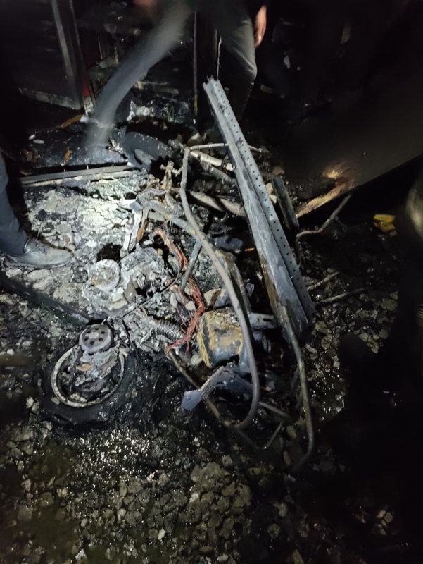 Alevlere teslim olan tamircideki 30 motosiklet yandı