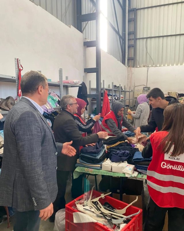 Kızılay Genel Sekreter Yardımcısı Şükrü Can ve Kızılay Ankara İl Başkanı Mehmet Sılay, Kızılay Hatay İl Merkez Başkanlığı