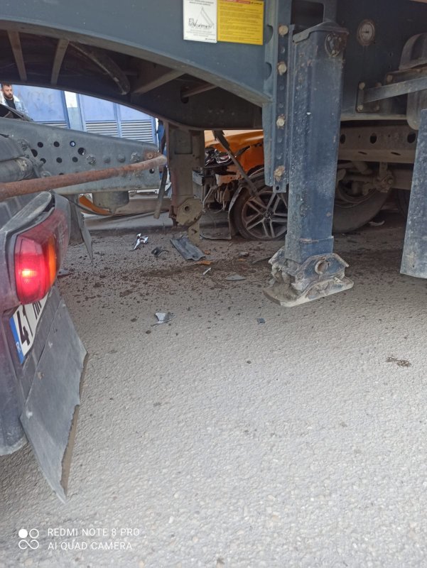 HAFRİYAT KAMYONU TAKSİYİ SÜRÜKLEDİ