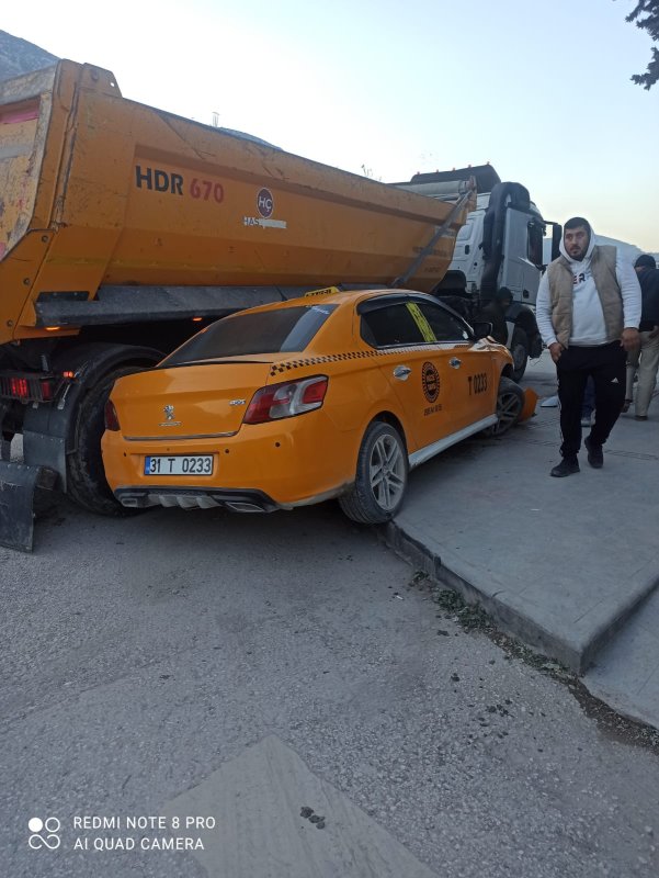 HAFRİYAT KAMYONU TAKSİYİ SÜRÜKLEDİ