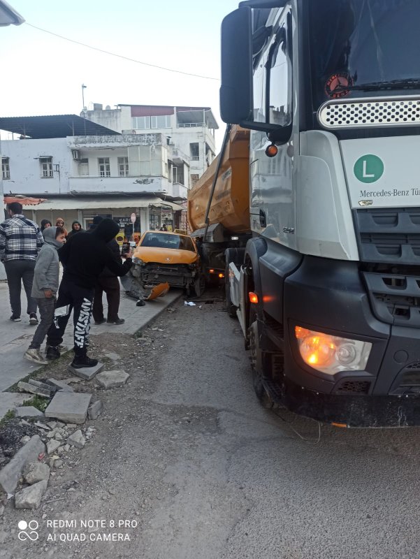 HAFRİYAT KAMYONU TAKSİYİ SÜRÜKLEDİ