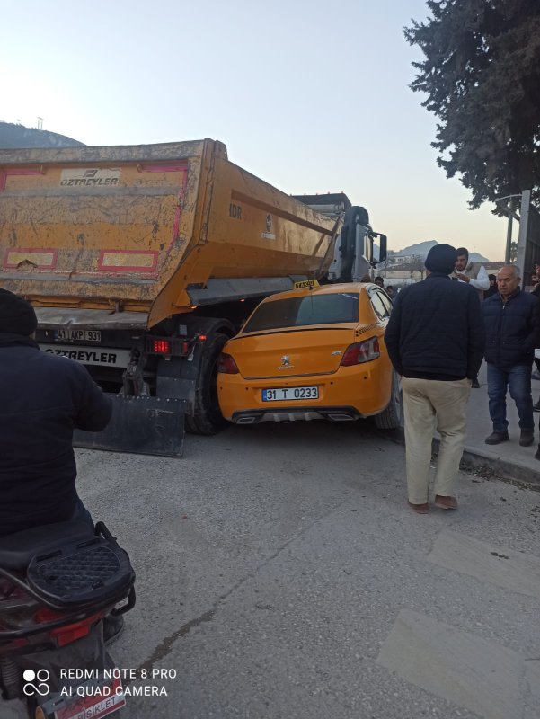 HAFRİYAT KAMYONU TAKSİYİ SÜRÜKLEDİ