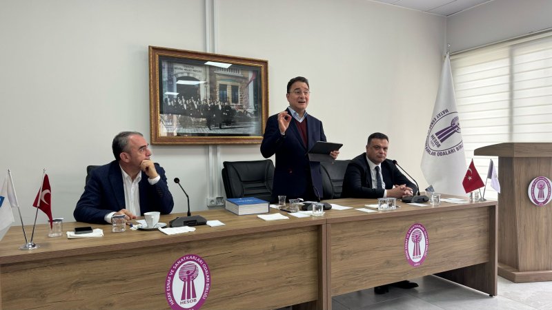 DEVA LİDERİ BABACAN’DAN HESOB’A ZİYARET Demokrasi ve Atılım Partisi (DEVA) Genel Başkanı Ali Babacan, Hatay Esnaf ve Sanatkârları Odaları Birliği’ni (HESOB) ziyaret ederek esnaf temsilcileriyle bir araya geldi. Ziyaret kapsamında esnafın güncel sorunları, ekonomik koşullar ve sektörde yaşanan gelişmeler ele alındı. DEVA Partisi Ankara Milletvekili Av. Sadullah Ergin’in de eşlik ettiği ziyarette, HESOB Başkanı Aziz Fatih Yılmaz ve esnaf odası başkanları heyeti ağırladı. Yılmaz, ziyaretten duyduğu memnuniyeti dile getirerek, esnafın yaşadığı sıkıntılar ve çözüm önerileri üzerine verimli bir görüşme gerçekleştirdiklerini belirtti. BAŞKAN YILMAZ HEYETE TEŞEKKÜR ETTİ HESOB Başkanı Aziz Fatih Yılmaz yaptığı açıklamada, “DEVA Partisi Genel Başkanı Ali Babacan’ı, DEVA Partisi Milletvekili Sadullah Ergin’i ve beraberlerindeki heyeti Birliğimizde misafir ettik. Esnaf odası başkanlarımızla birlikte, esnafımızın genel durumu ve karşılaştıkları zorluklar hakkında fikir alışverişinde bulunduk. Nazik ziyaretlerinden dolayı Sayın Babacan ve heyetine teşekkür eder, çalışmalarında başarılar dilerim” ifadelerini kullandı. Toplantıda, bölgedeki esnafın ekonomik durumu, piyasadaki dalgalanmaların esnafa etkisi ve çözüm önerileri detaylı şekilde ele alındı. DEVA Partisi lideri Babacan, esnafın beklentilerini ve taleplerini dinleyerek partisinin ekonomi politikalarına dair bilgi verdi. Babacan, esnafa yönelik desteklerin artırılması gerektiğini vurgulayarak, ekonomik istikrarın sağlanmasının küçük işletmeler için hayati öneme sahip olduğunu belirtti. Ziyaretin sonunda HESOB Başkanı Aziz Fatih Yılmaz, günün anısına Ali Babacan’a hediye takdiminde bulundu. Babacan ise misafirperverliklerinden dolayı HESOB yönetimine ve esnaf odası başkanlarına teşekkür etti.