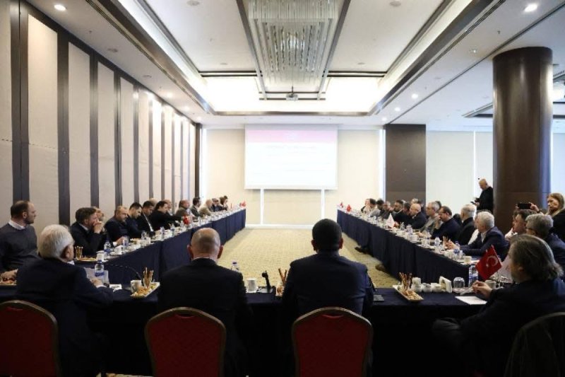 AYDIN’DAN PROGRAM EMEKÇİLERİNE TEŞEKKÜR Türkiye genelinde ayakkabıcılık sektörünün daha güçlü bir konuma gelmesi için ortak hareket etmenin kritik olduğunu söyleyen Aydın, toplantının düzenlenmesinde emeği geçen TASD ve BMD dernek başkanlarına, sektör temsilcilerine ve tüm katılımcılara Hatay Ayakkabıcılar Odası ve esnafı adına teşekkür etti.