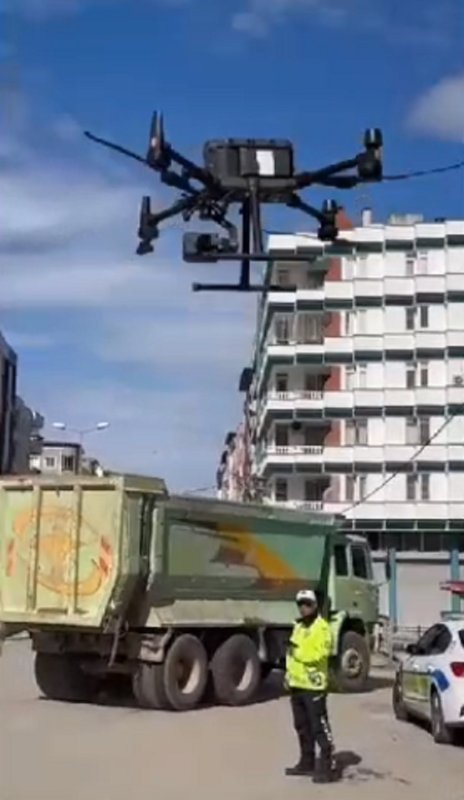İskenderun’da trafik kazalarını azaltmak için dron destekli trafik denetimi (Fotoğraflı) Necati İvgin HATAY (İHA) - Hatay’ın İskenderun ilçesinde trafik kazalarını azaltmak amacıyla trafik ekiplerince havadan dron destekli, kent güvenliği yönetim sistemleri (KGYS) ile 2 bin 103 araç kontrol edildi. 700 araç ve sürücüsüne cezai işlem uygulandı. Hatay Emniyet Müdürlüğü Bölge Trafik Denetleme Şube Müdürlüğü görevlilerince İskenderun genelinde meydana gelen ölümlü, yaralamalı ve maddi hasarlı trafik kazalarını azaltmak amacıyla; trafik ekiplerince sabit ve seyir halinde, havadan dron destekli ve kent güvenliği yönetim sistemleri (KGYS) ile beraber trafik denetimi yapıldı. Denetimlerde; 2 bin 103 araç ve sürücü kontrol edilmiş, 700 sürücüye toplam 2 milyon 413 bin 370 TL trafik idari para cezası uygulandı. 14 araç ve motosiklet trafikten men edildi. Ekiplerce, ilçe genelinde trafik güvenliğinin sağlanması, meydana gelecek kazalarda yaralanma ve can kayıplarını azaltmak amacıyla aktif hale getirilecek olan 2 farklı noktada bulunan Sabit Elektronik Denetleme Sistemi (EDS) ve 1 adet Gezici Mobil EDS aracıyla beraber uygulamalara devam edecekleri belirtildi.