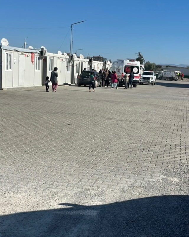 Yaşlı kadın yaşadığı konteynerda ölü bulundu (Fotoğraflı) İsmet Biçen HATAY (İHA) - Hatay’ın Kırıkhan ilçesinde kendisinden haber alınamayan yaşlı kadın, yaşadığı konteynerde ölü bulundu. Kırıkhan ilçesi Bahçelievler Mahallesi’nde bulunan konteyner kentte yaşayan 87 yaşındaki Elmas Cürük’ten haber alamayan komşuları gelen kokuyu fark etti. Komşuları, durumu 112 Acil Çağrı Merkezi’ne bildirdi. İhbar üzerine bölgeye polis, sağlık ve itfaiye ekipleri sevk edildi. İtfaiyenin kapıyı açmasıyla konteynere giren sağlık ekipleri, hareketsiz halde bulunan Elmas Cürük’ün hayatını kaybettiğini belirledi. İncelemenin ardından cenaze, otopsi için Adli Tıp Kurumu morguna gönderildi.