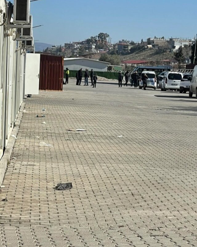 Yaşlı kadın yaşadığı konteynerda ölü bulundu (Fotoğraflı) İsmet Biçen HATAY (İHA) - Hatay’ın Kırıkhan ilçesinde kendisinden haber alınamayan yaşlı kadın, yaşadığı konteynerde ölü bulundu. Kırıkhan ilçesi Bahçelievler Mahallesi’nde bulunan konteyner kentte yaşayan 87 yaşındaki Elmas Cürük’ten haber alamayan komşuları gelen kokuyu fark etti. Komşuları, durumu 112 Acil Çağrı Merkezi’ne bildirdi. İhbar üzerine bölgeye polis, sağlık ve itfaiye ekipleri sevk edildi. İtfaiyenin kapıyı açmasıyla konteynere giren sağlık ekipleri, hareketsiz halde bulunan Elmas Cürük’ün hayatını kaybettiğini belirledi. İncelemenin ardından cenaze, otopsi için Adli Tıp Kurumu morguna gönderildi.