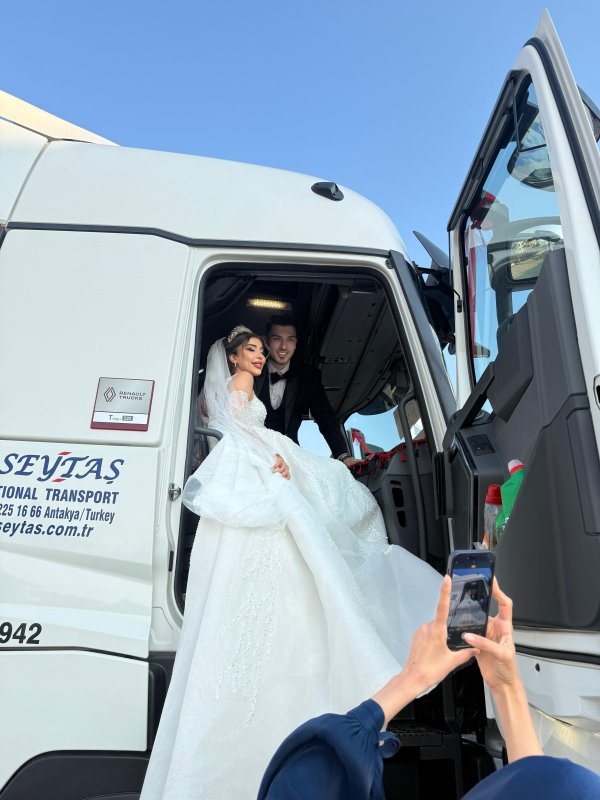 Tırı gelin arabası yaptı, son seferini düğününe yaptı