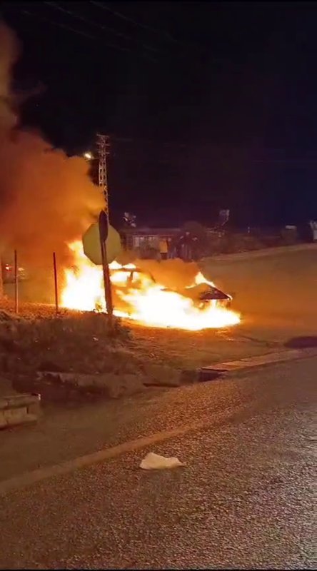 Seyir halindeyken yanmaya başlayan Tofaş otomobil alevlere teslim oldu