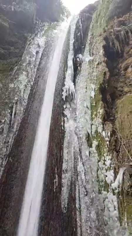 Değirmende Şelalesi soğuk havanın etkisiyle kısmen dondu