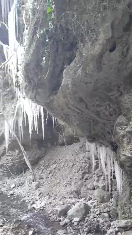 Değirmende Şelalesi soğuk havanın etkisiyle kısmen dondu