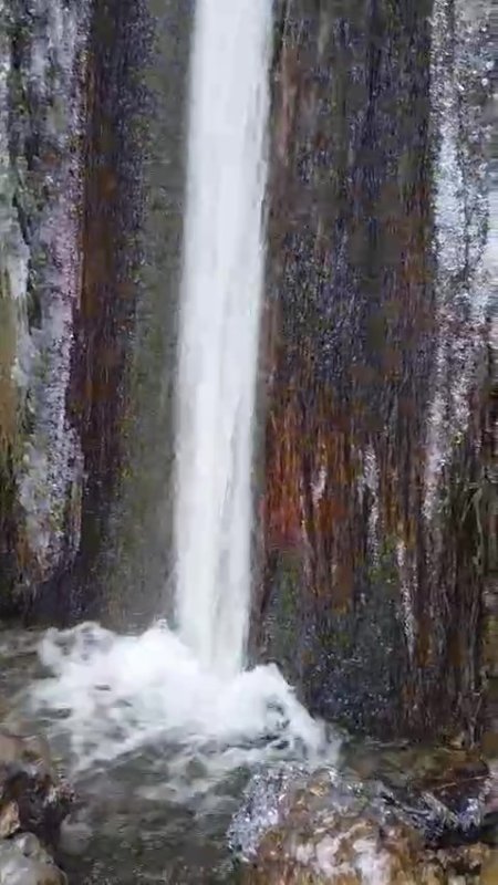 Değirmende Şelalesi soğuk havanın etkisiyle kısmen dondu
