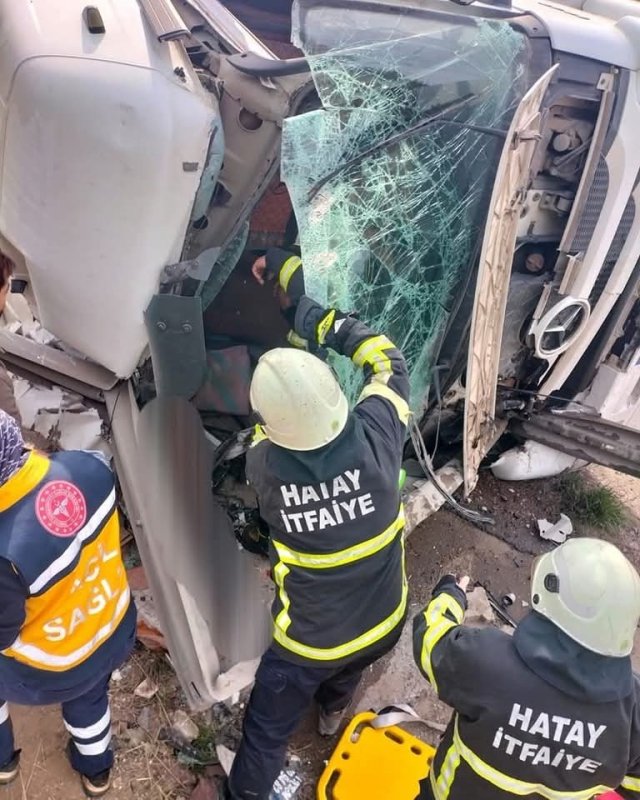 Devrilen demir yüklü kamyonun sürücüsü yaralandı