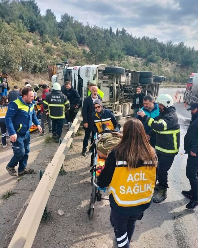 Devrilen demir yüklü kamyonun sürücüsü yaralandı