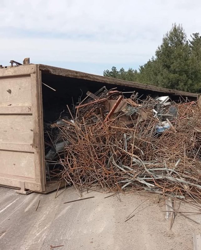 Devrilen demir yüklü kamyonun sürücüsü yaralandı