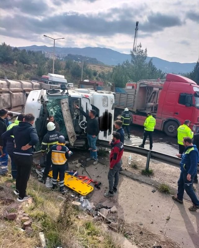 Devrilen demir yüklü kamyonun sürücüsü yaralandı