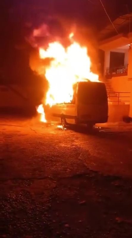 Hatay'da park halindeki minibüs alevlere teslim oldu