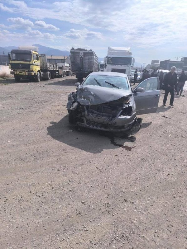 Dörtyol'da otomobille çarpışan aracın sürücüsü öldü (Fotoğraflı) Ferit Savaş HATAY (İHA) - Hatay'ın Dörtyol ilçesinde otomobille çarpışan Fiat marka hafif ticari aracın sürücüsü hayatını kaybetti. Kaza, Payas - Dörtyol kara yolu Özerli Mahallesi mevkisinde yaşandı. S.D. idaresindeki 02 HT 466 plakalı Volkswagen marka otomobil, Durmuş Küçük idaresindeki 31 V 0978 plakalı Fiat marka hafif ticari araçla çarpıştı. İhbar üzerine bölgeye sağlık, itfaiye ve polis ekipleri sevk edildi. Yaralanan 2 sürücü, sağlık ekipleri tarafından Dörtyol Devlet Hastanesi'ne kaldırıldı. Hastanede tedavi altına alınan 67 yaşındaki Durmuş Küçük yapılan tüm müdahalelere rağmen hayatını kaybetti.
