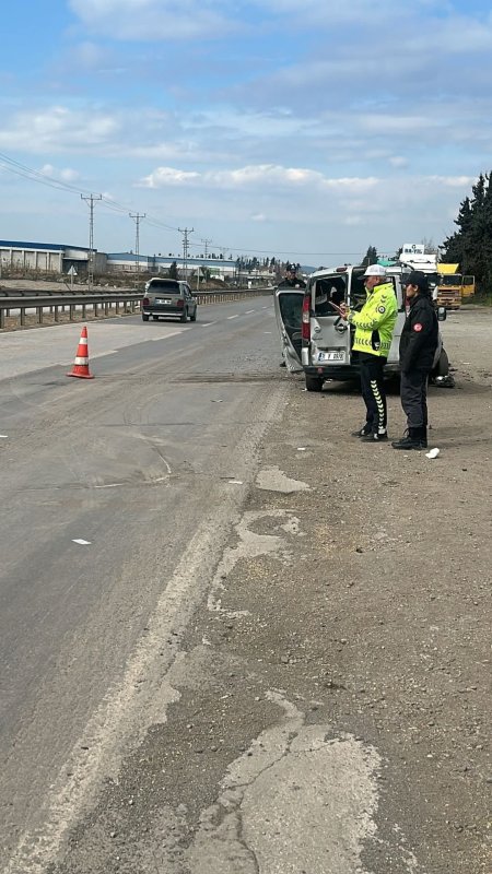 Dörtyol'da otomobille çarpışan aracın sürücüsü öldü (Fotoğraflı) Ferit Savaş HATAY (İHA) - Hatay'ın Dörtyol ilçesinde otomobille çarpışan Fiat marka hafif ticari aracın sürücüsü hayatını kaybetti. Kaza, Payas - Dörtyol kara yolu Özerli Mahallesi mevkisinde yaşandı. S.D. idaresindeki 02 HT 466 plakalı Volkswagen marka otomobil, Durmuş Küçük idaresindeki 31 V 0978 plakalı Fiat marka hafif ticari araçla çarpıştı. İhbar üzerine bölgeye sağlık, itfaiye ve polis ekipleri sevk edildi. Yaralanan 2 sürücü, sağlık ekipleri tarafından Dörtyol Devlet Hastanesi'ne kaldırıldı. Hastanede tedavi altına alınan 67 yaşındaki Durmuş Küçük yapılan tüm müdahalelere rağmen hayatını kaybetti.