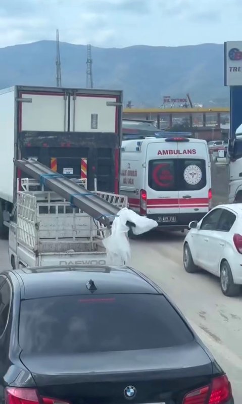 Trafikte ilerlemekte güçlük çeken ambulansın zor anları