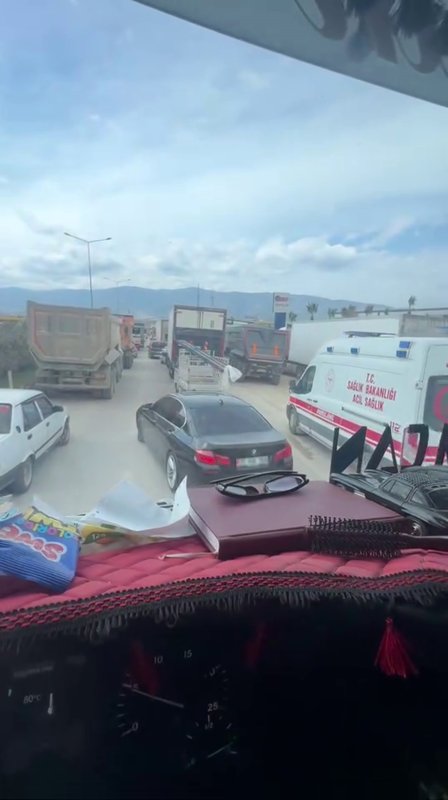 Trafikte ilerlemekte güçlük çeken ambulansın zor anları