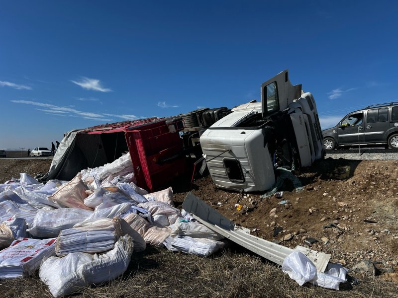 Çuval yüklü Hatay plakalı tır devrildi, 2 yaralı