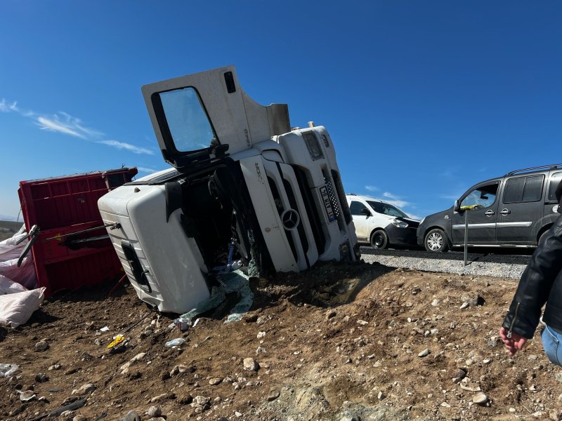 Çuval yüklü Hatay plakalı tır devrildi, 2 yaralı