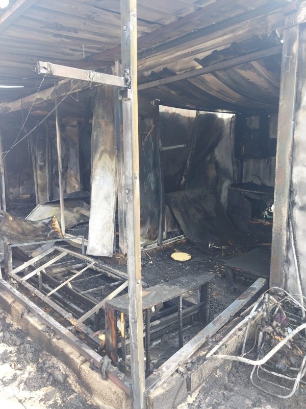 Depremzede ailenin yaşadığı konteyner yanarak kullanılmaz hale geldi